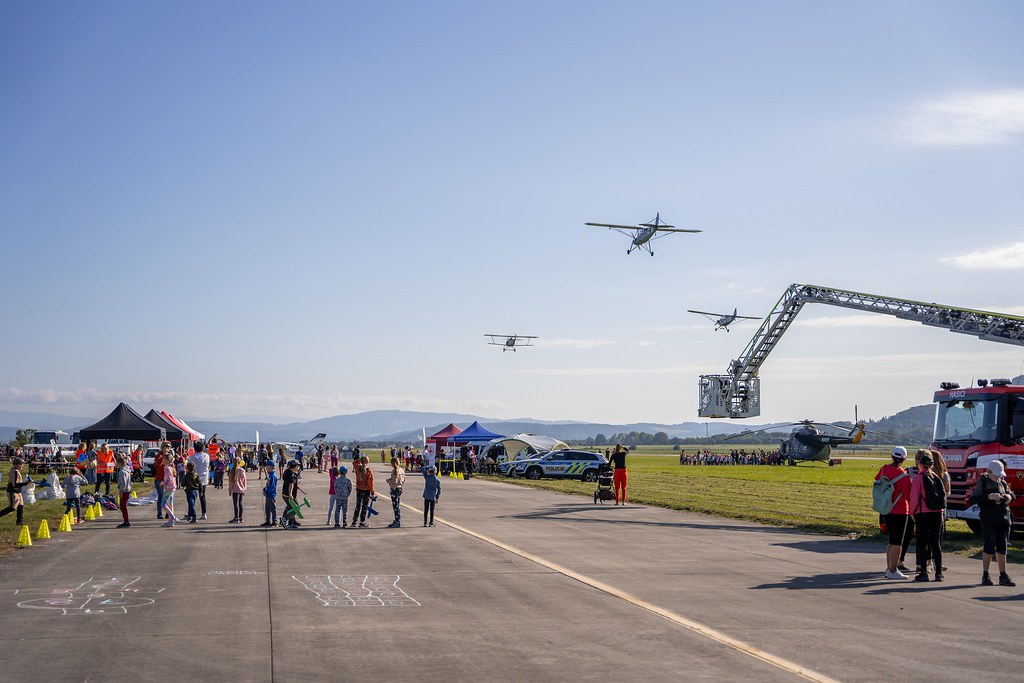 Letadla a plošina na Dětském dni NATO